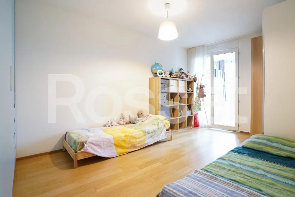 Helles Kinderzimmer mit zwei Einzelbetten