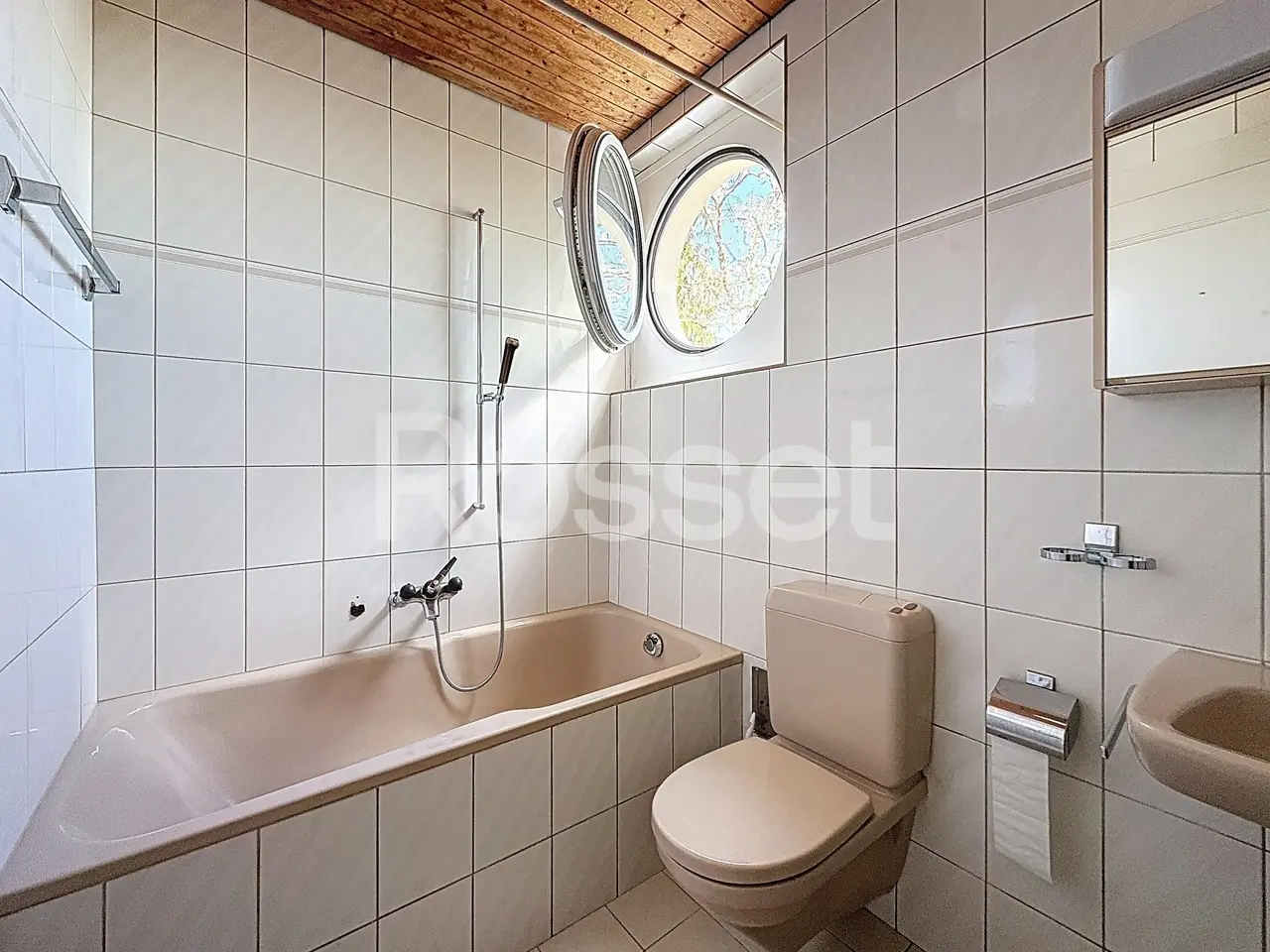 Badezimmer mit Wanne und Oberlicht