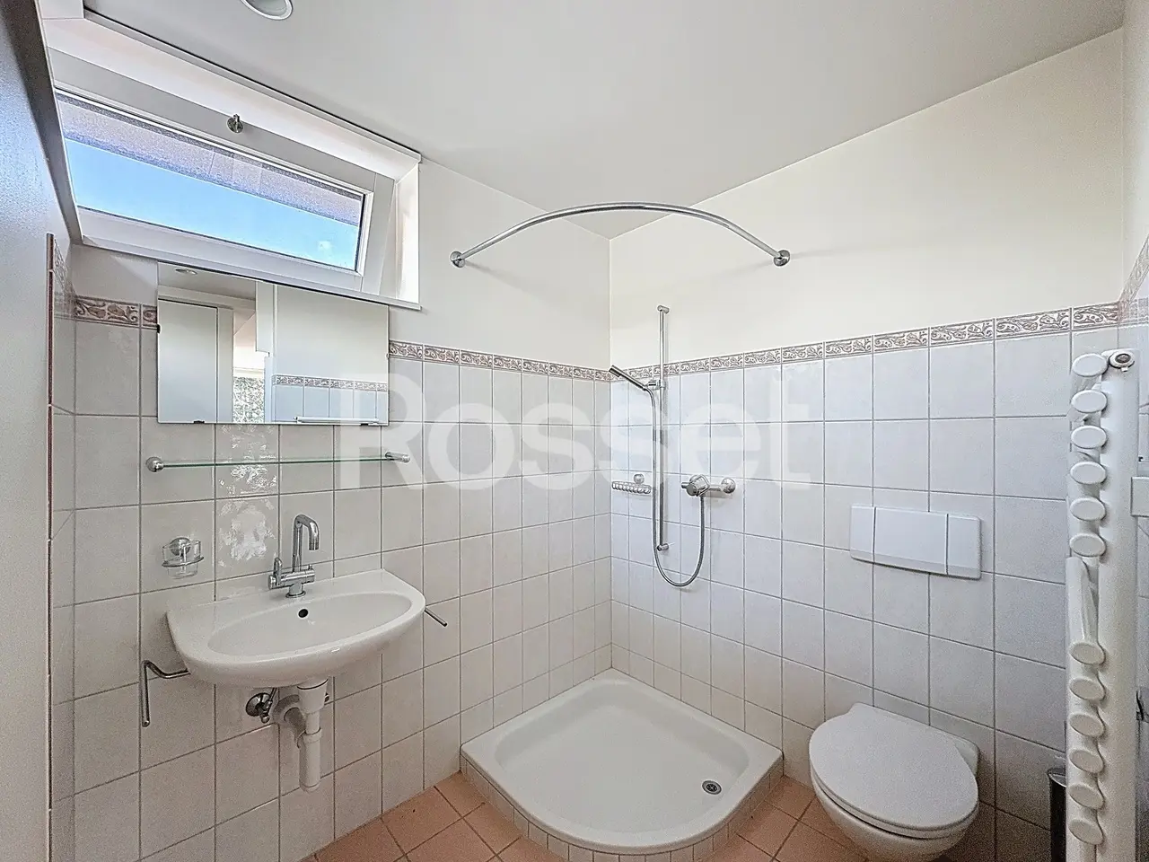 Badezimmer mit Dusche und Waschbecken