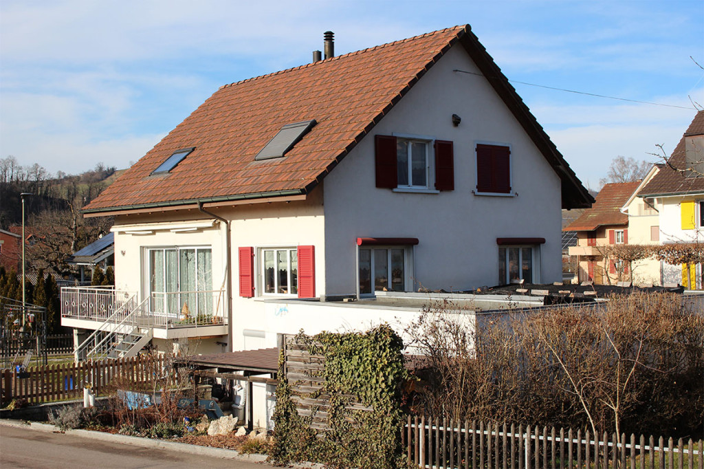 Einfamilienhaus mit Satteldach und Garten