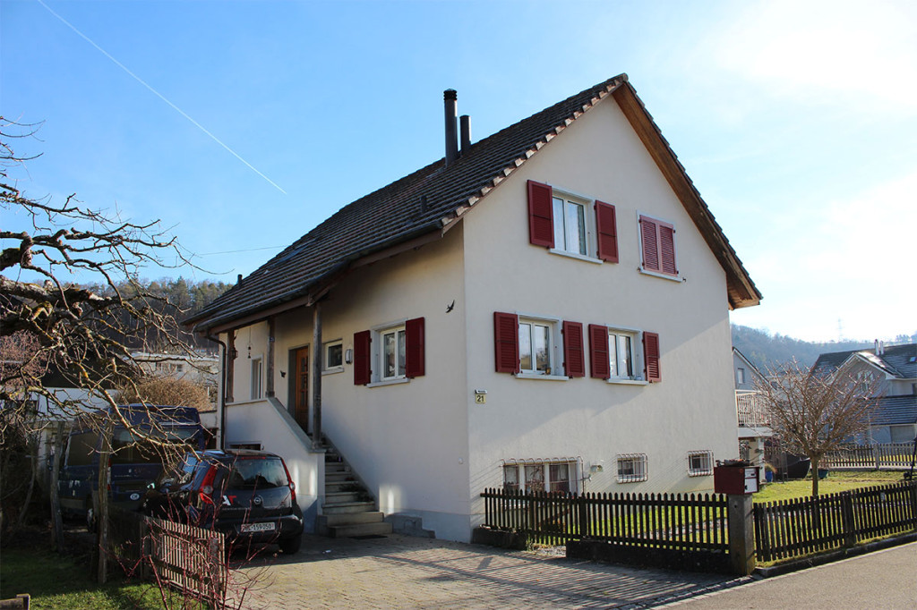 Einfamilienhaus mit Satteldach und Fensterläden