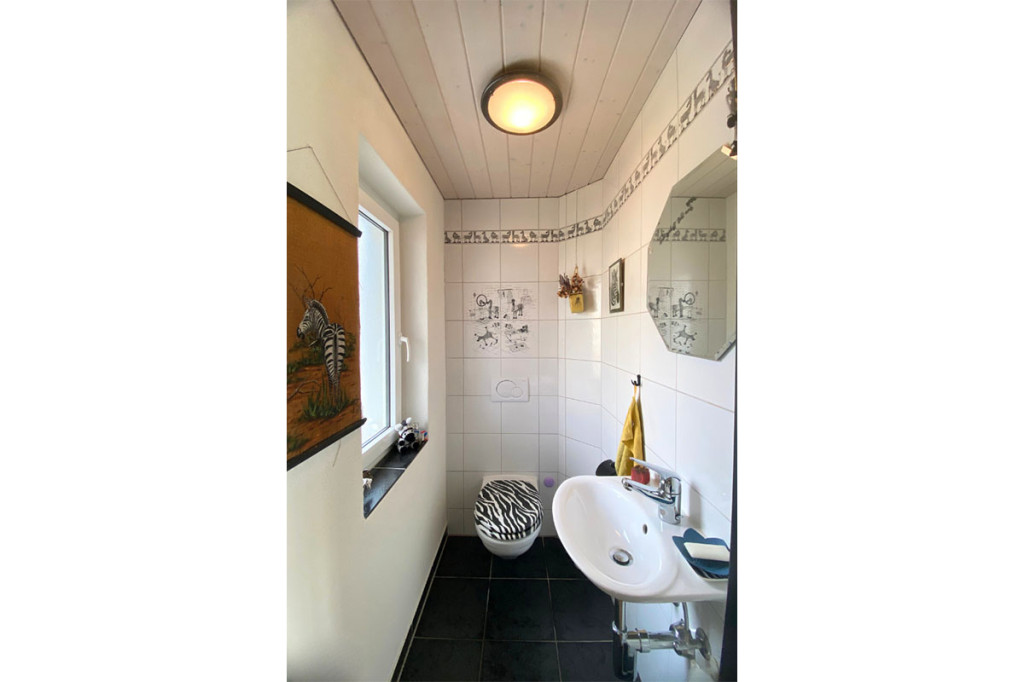 Gäste-WC mit Tiermuster und schmalem Grundriss