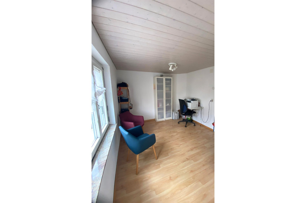 Kleines Arbeitszimmer mit Holzdecke