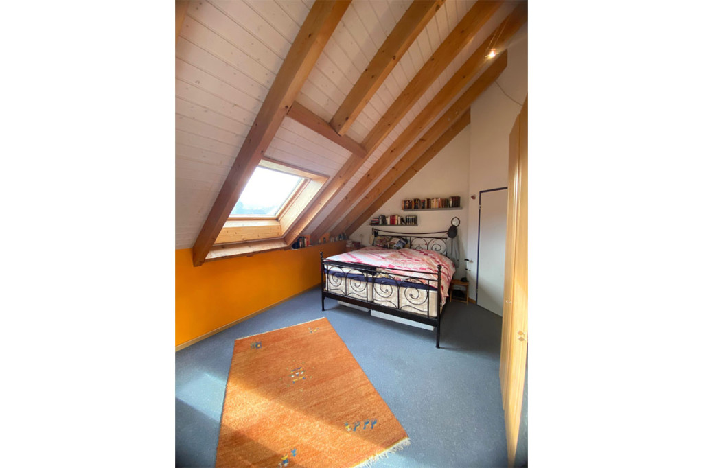 Dachzimmer mit Bett
