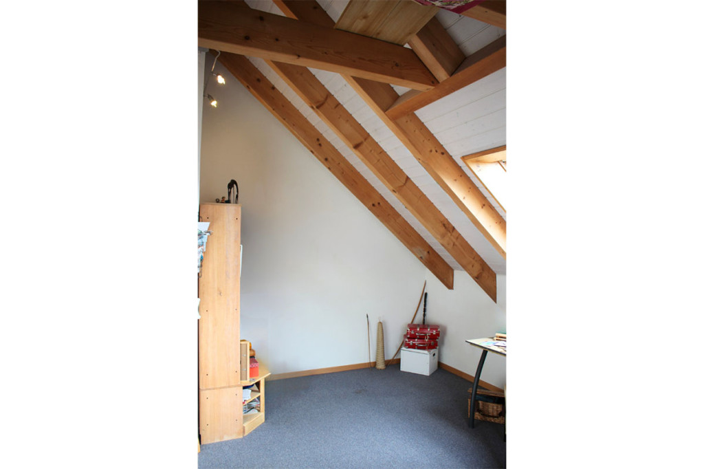 Dachgeschosszimmer mit sichtbaren Holzbalken