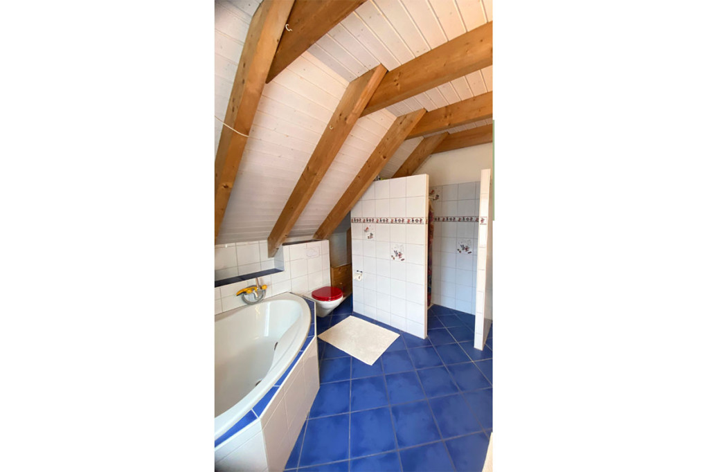 Dachgeschossbad mit Badewanne