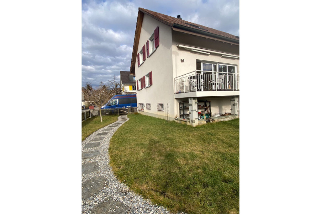 Wohnhaus mit Garten und Balkon