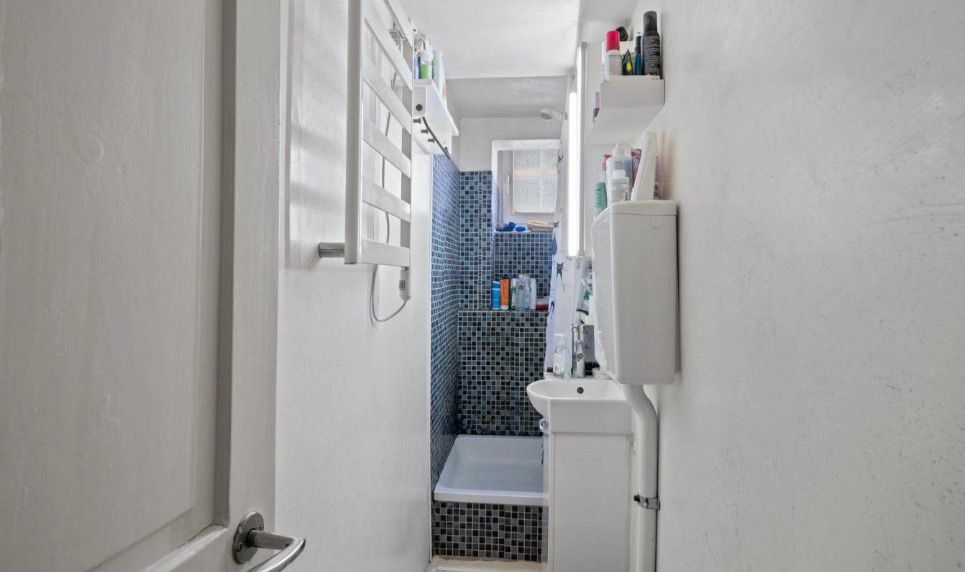 Schmaler Badezimmer-Flur mit Dusche