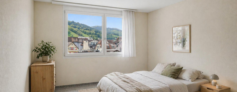 Helles Schlafzimmer mit Bergblick