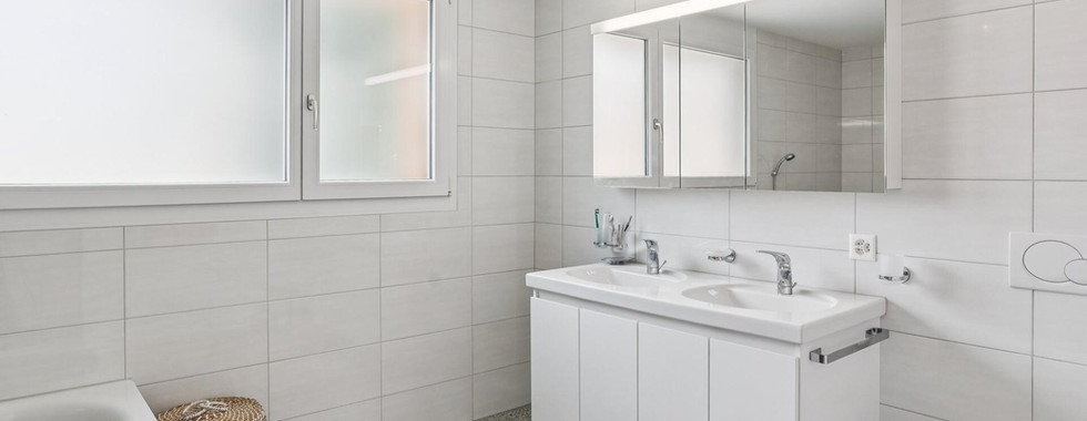 Modernes Badezimmer mit Doppelwaschtisch