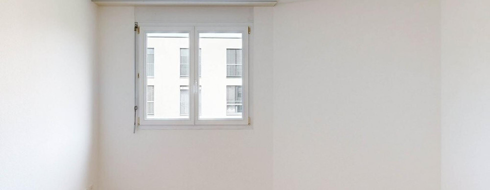 Leerer heller Raum mit Fenster