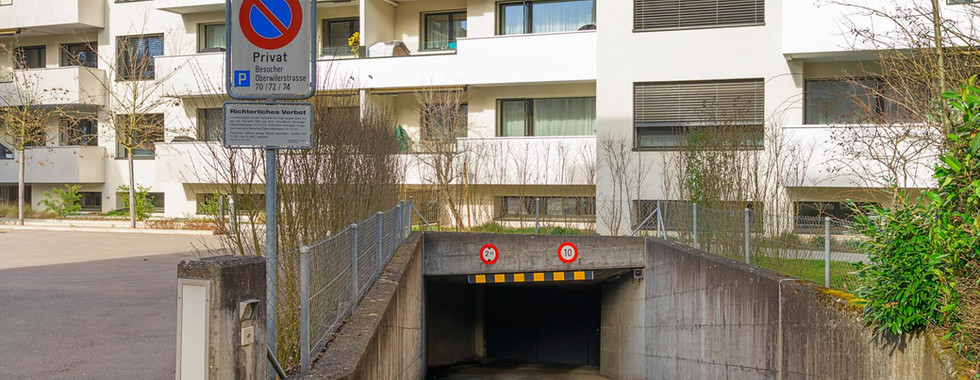 Wohnhaus mit Tiefgarageneinfahrt