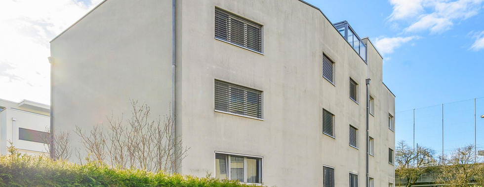 Mehrfamilienhaus mit heller Putzfassade