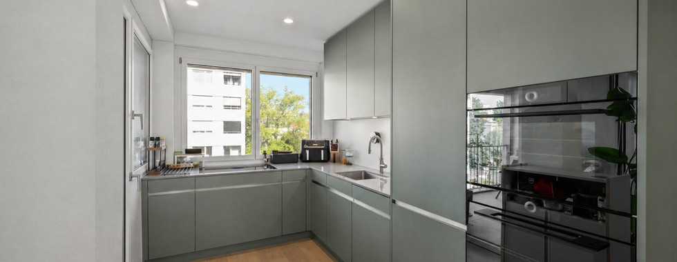 Moderne, kompakte Küche mit Fensterfront