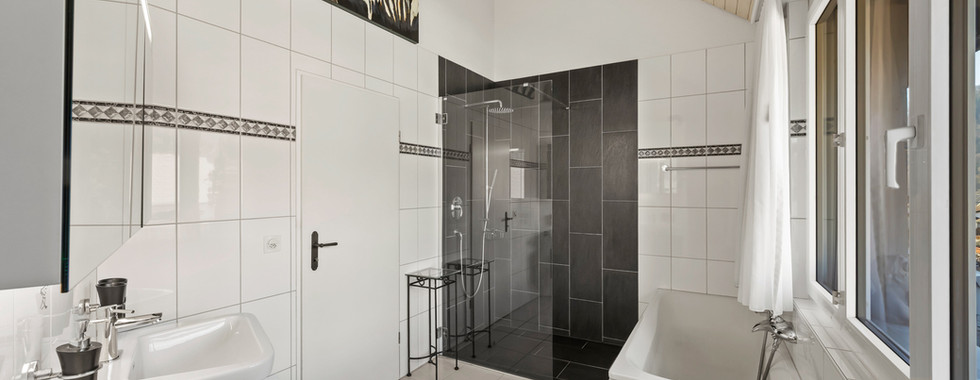 Modernes Badezimmer mit Dusche und Badewanne