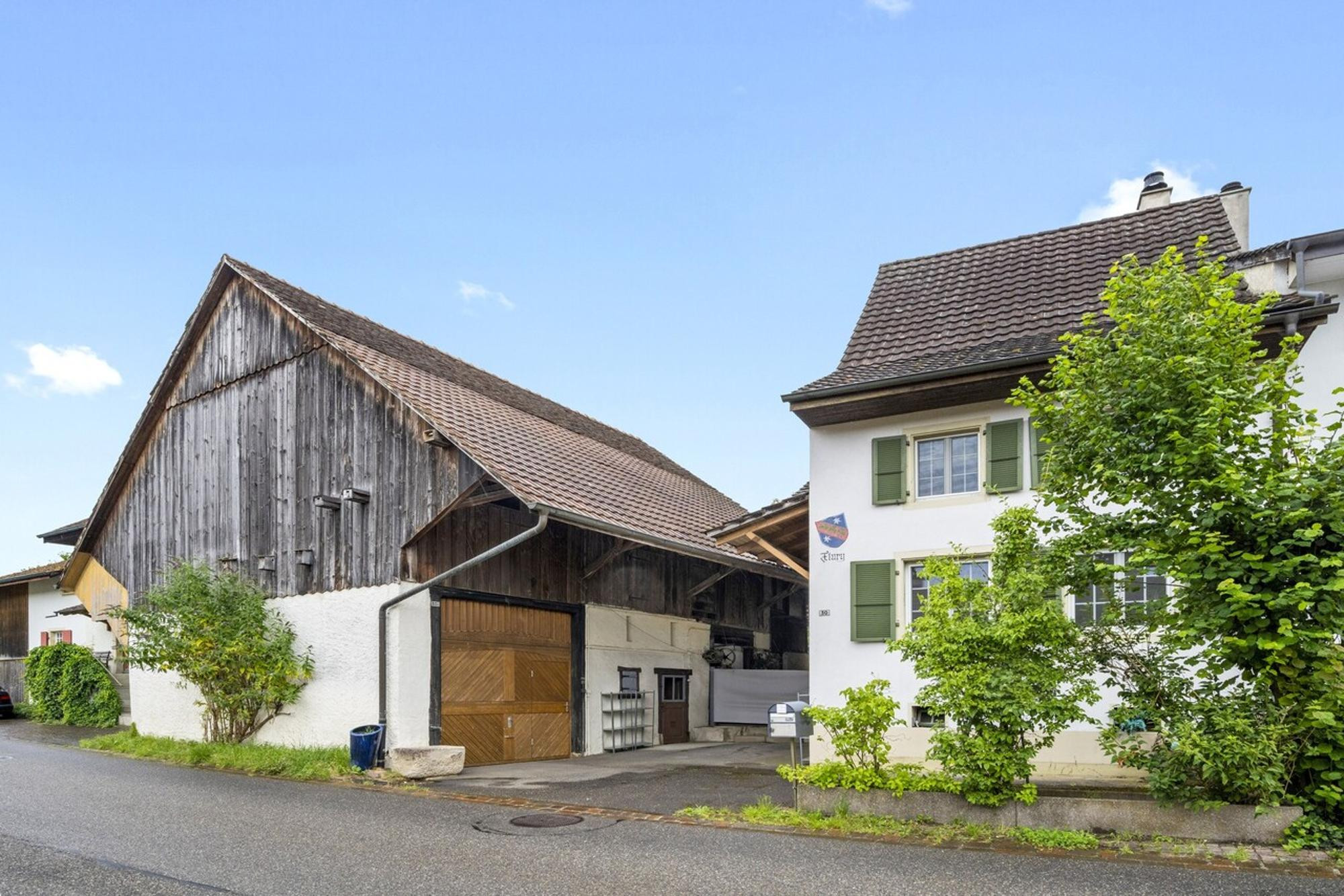 Ländliche Hofansicht mit Scheune und Wohnhaus