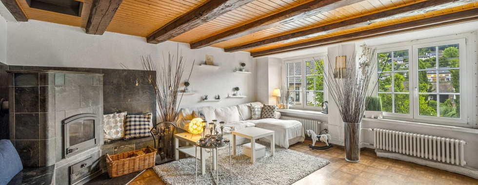 Gemütliches Wohnzimmer mit Kamin und Holzdecke