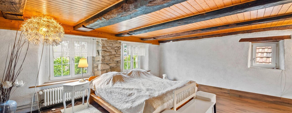 Rustikales Schlafzimmer mit Holzdecke