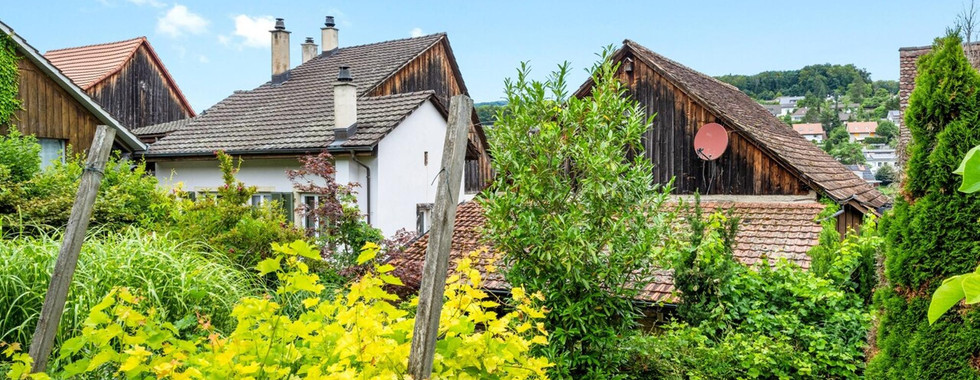 Gartenansicht mit Wohnhäusern