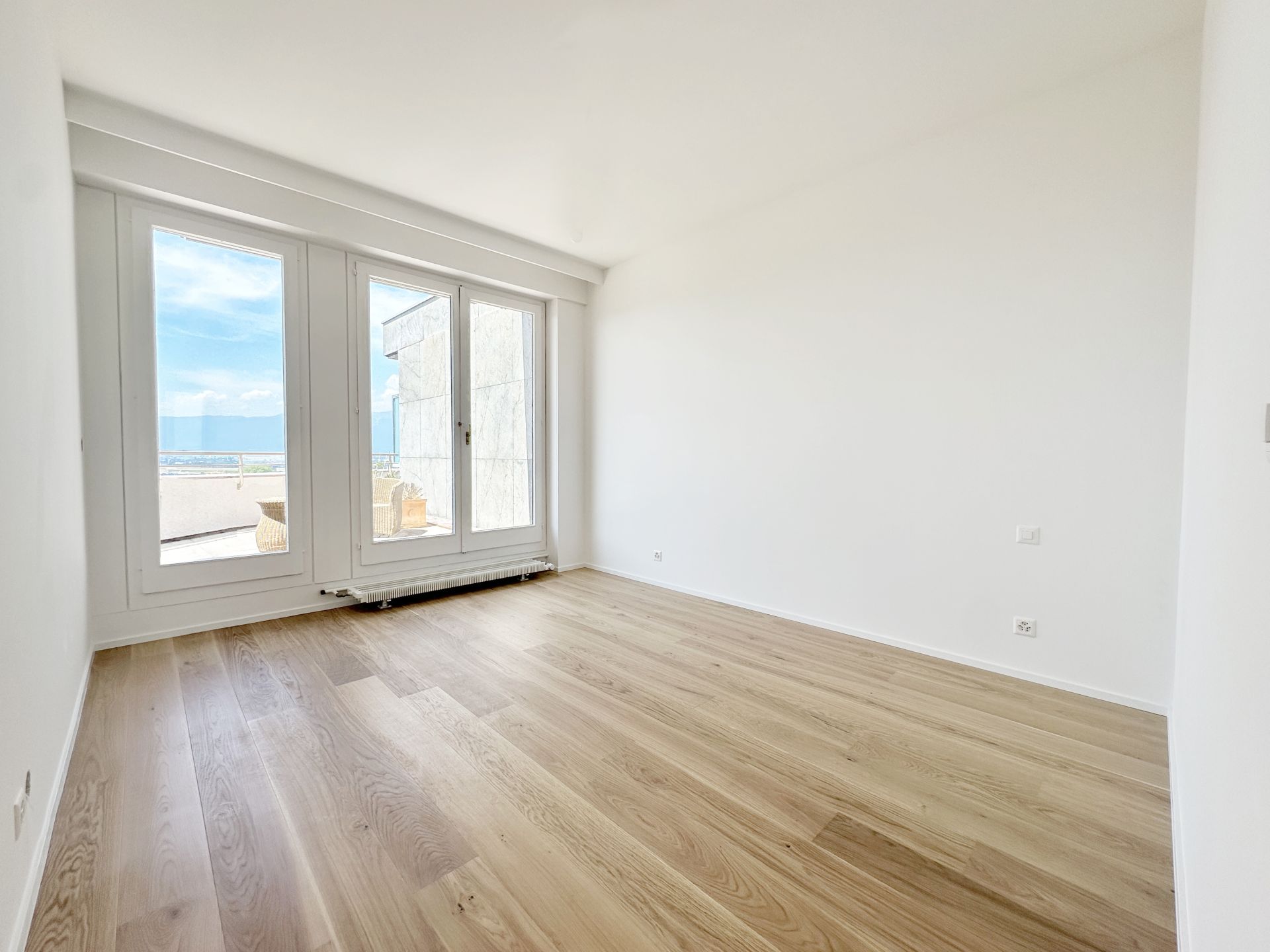 Helles, leeres Zimmer mit Balkonblick