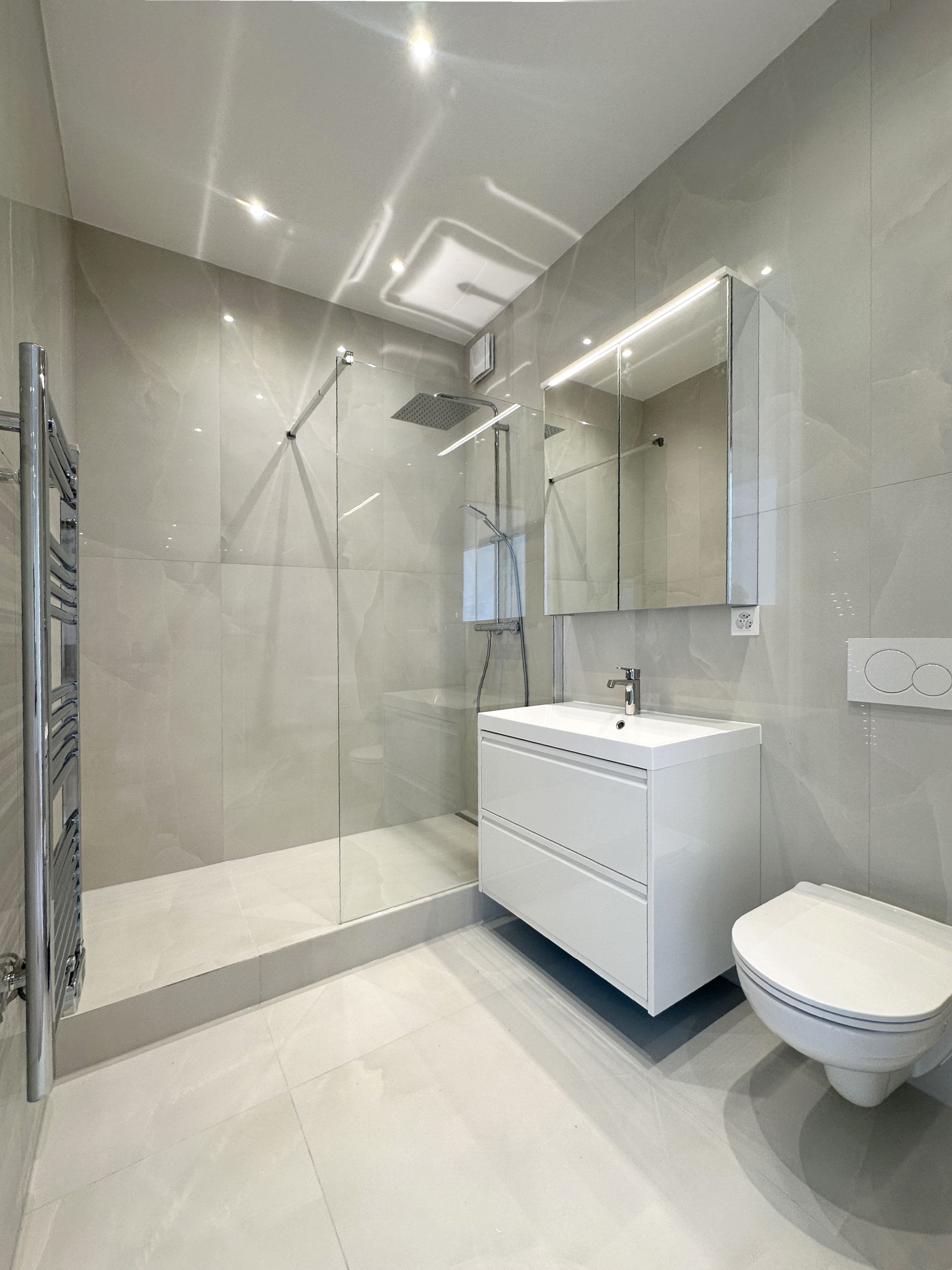 Modernes Badezimmer mit begehbarer Dusche und Wand-WC