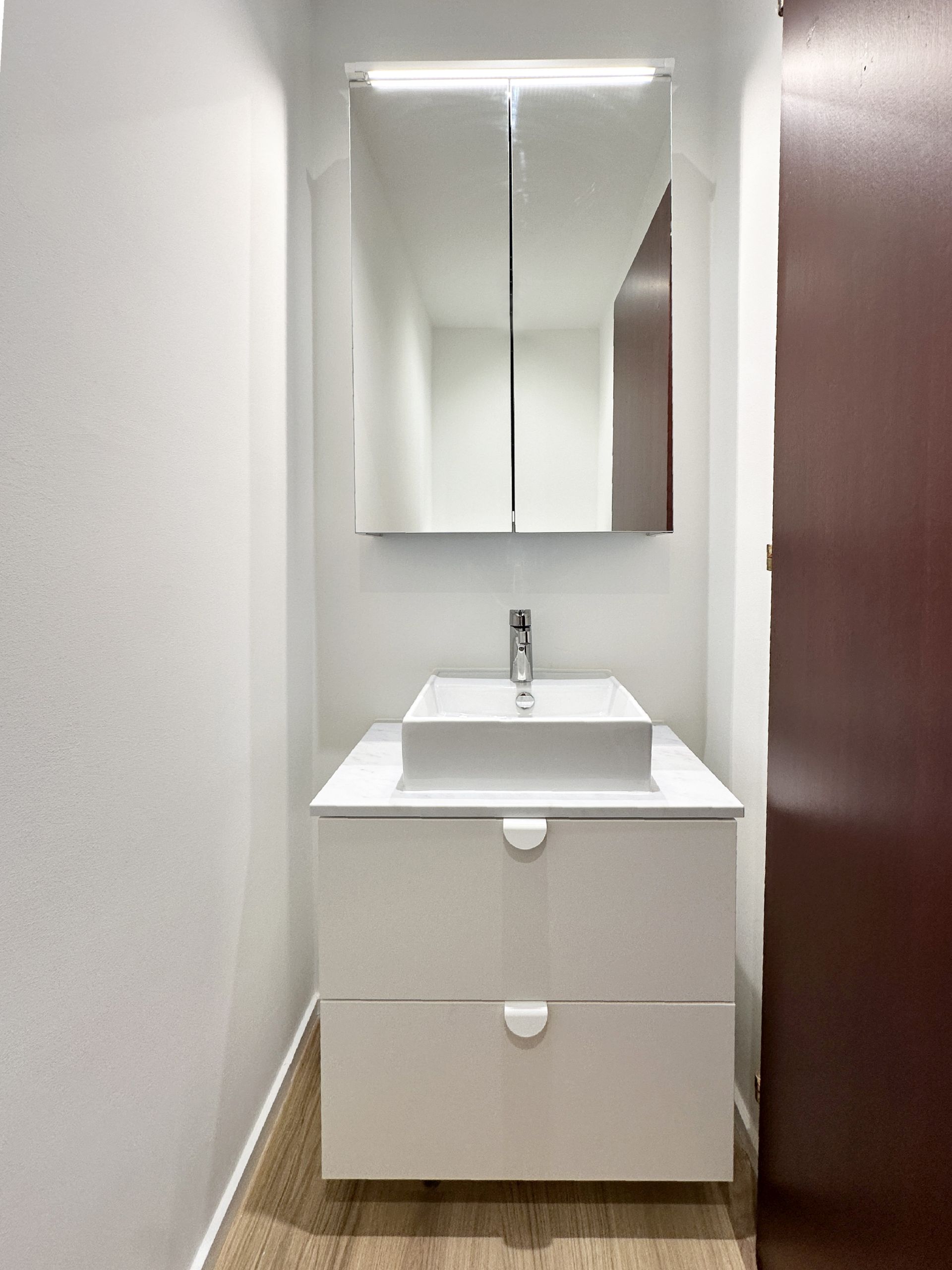 Kleines Gäste-WC mit Waschtisch