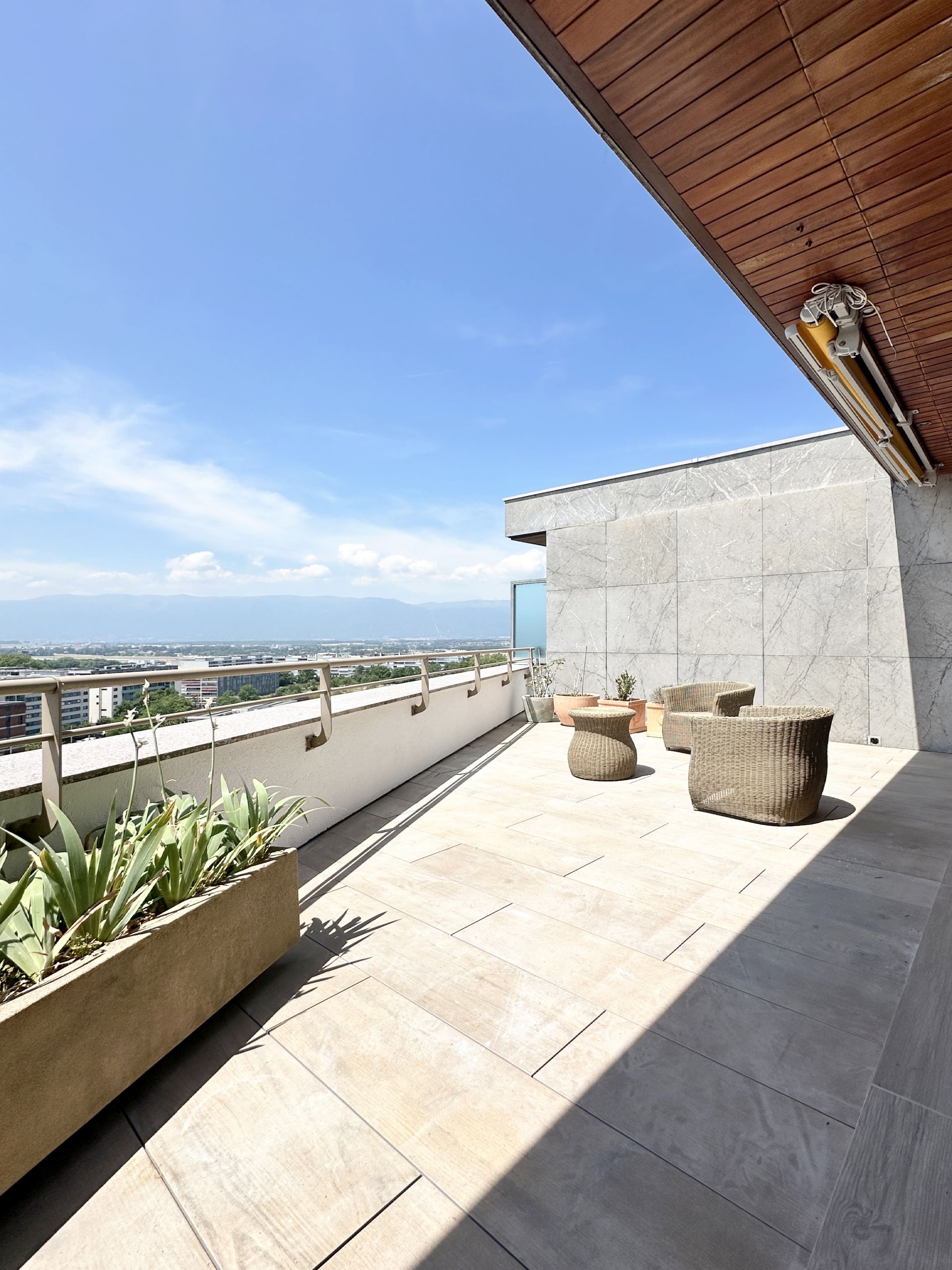 Helle Dachterrasse mit Panoramaausblick