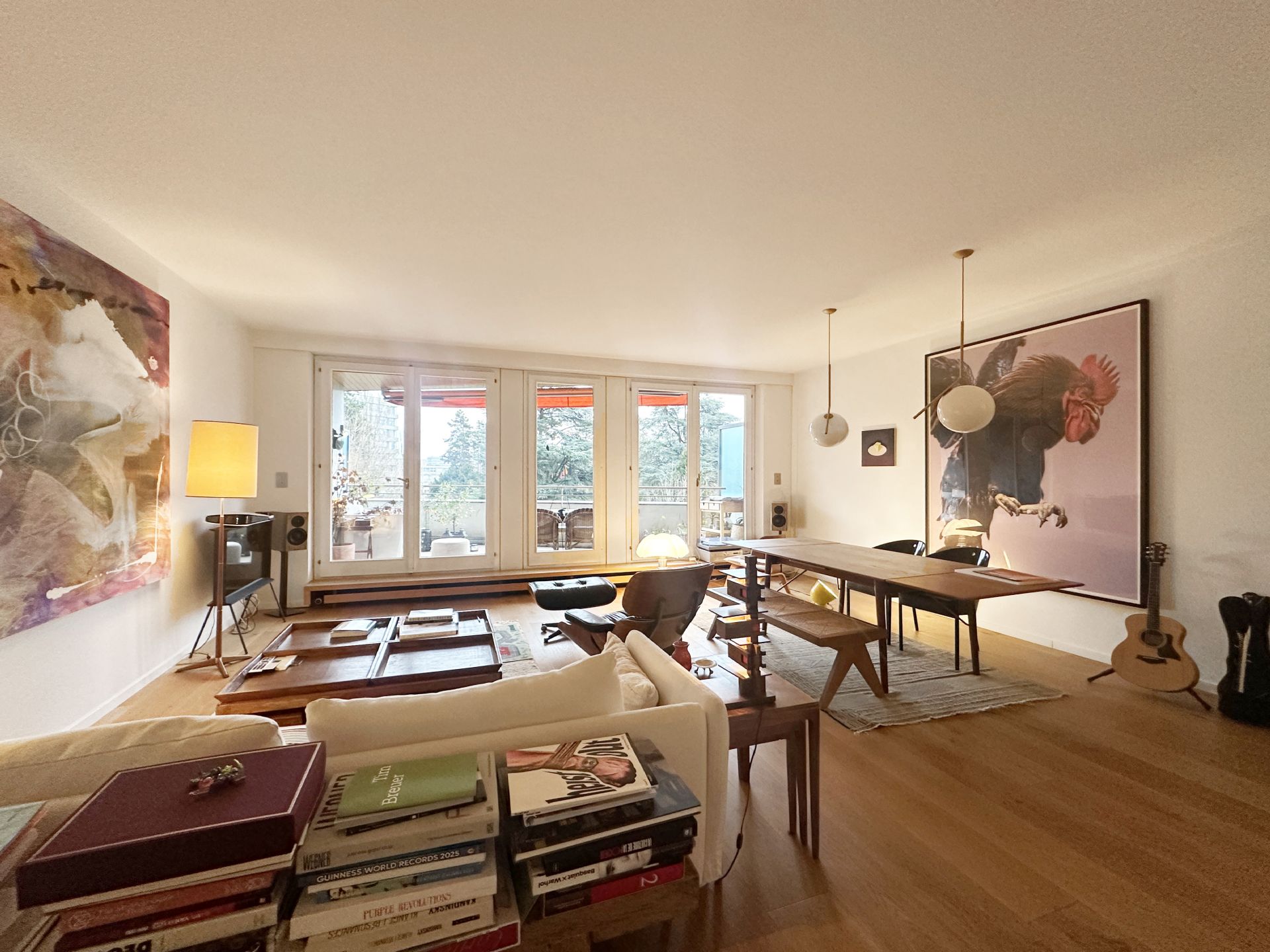 Helles, großzügiges Wohnzimmer mit Designermöbeln