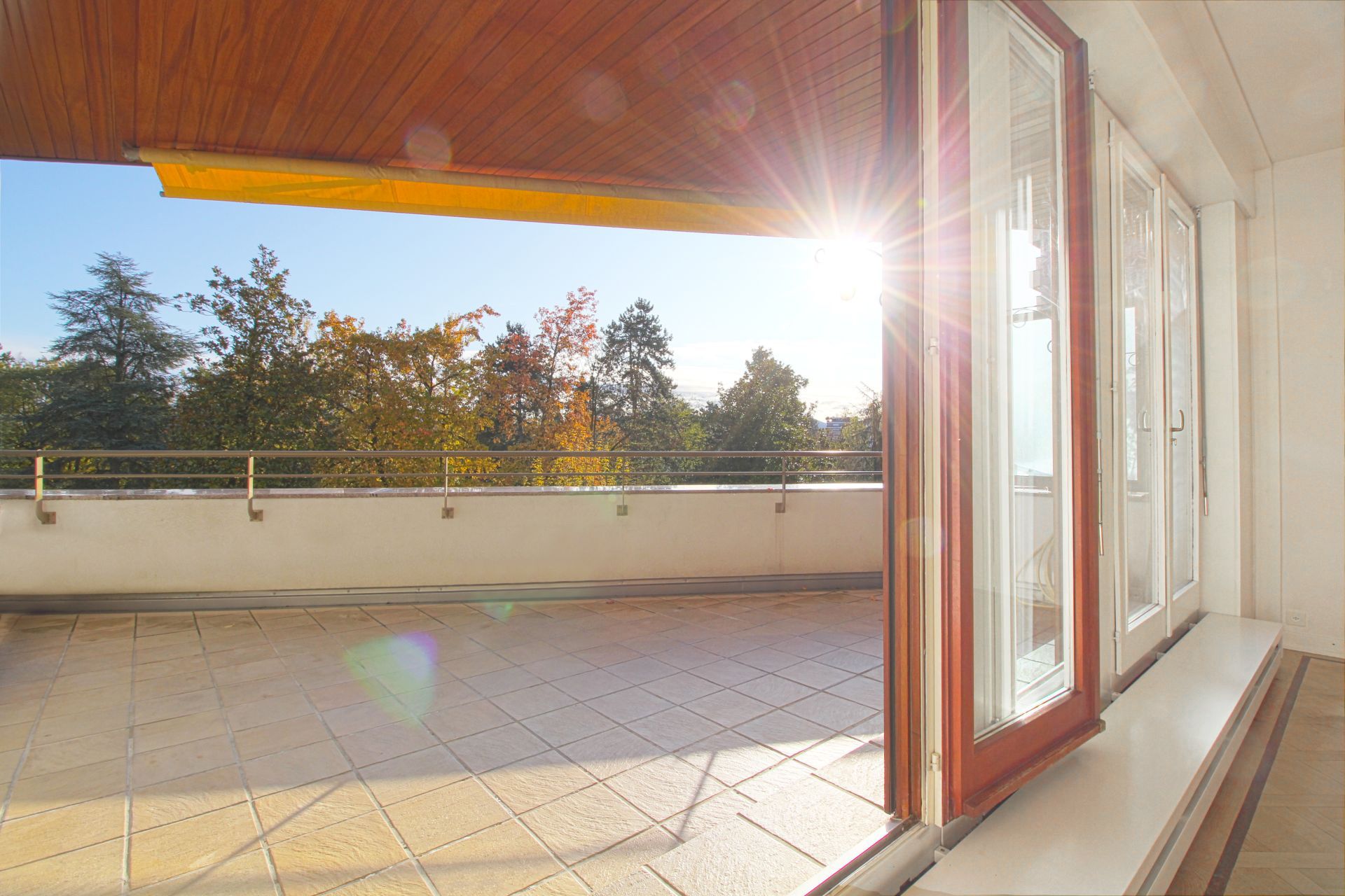 Sonnige Dachterrasse mit Blick ins Grüne