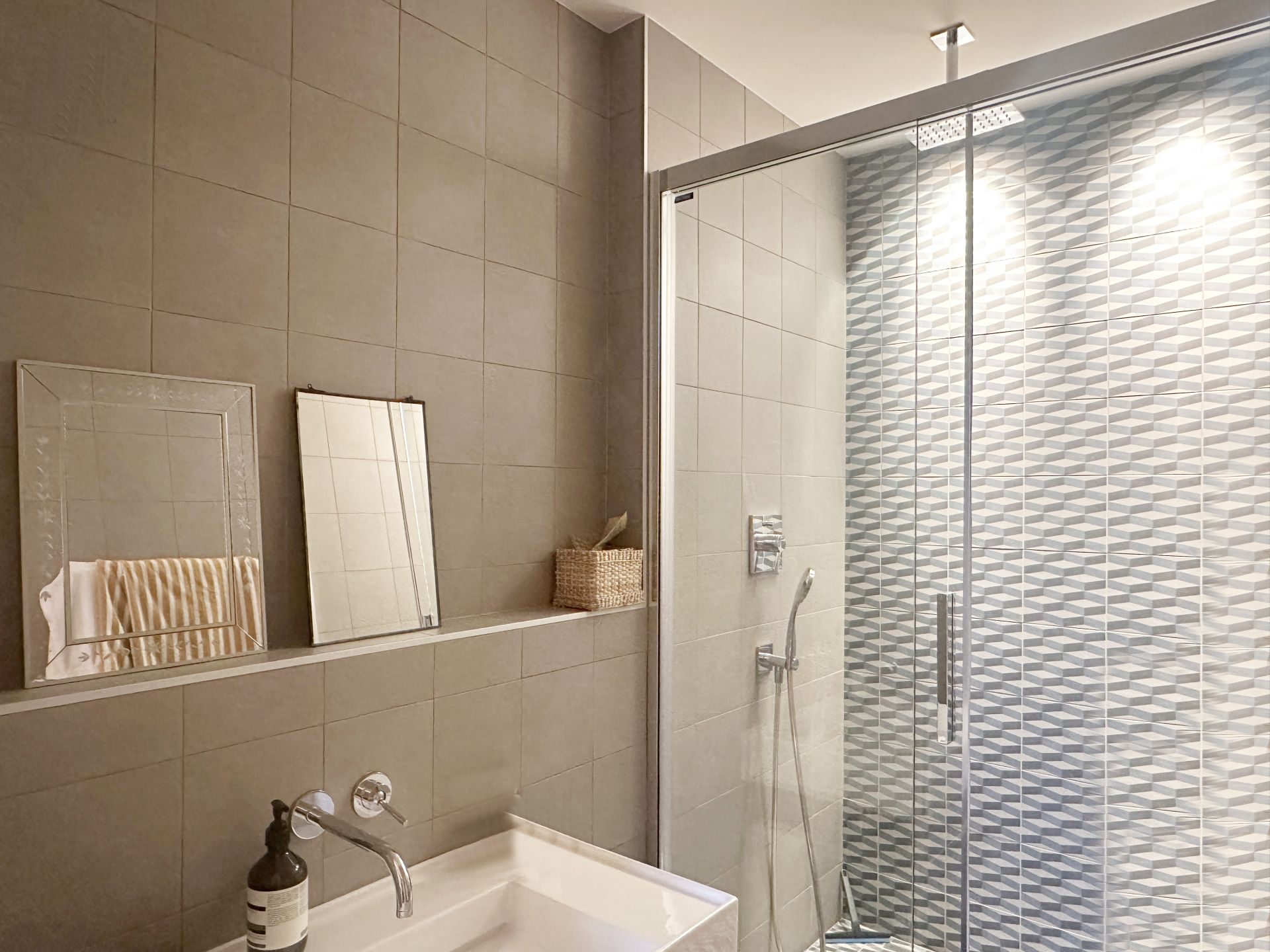Modernes Badezimmer mit begehbarer Dusche