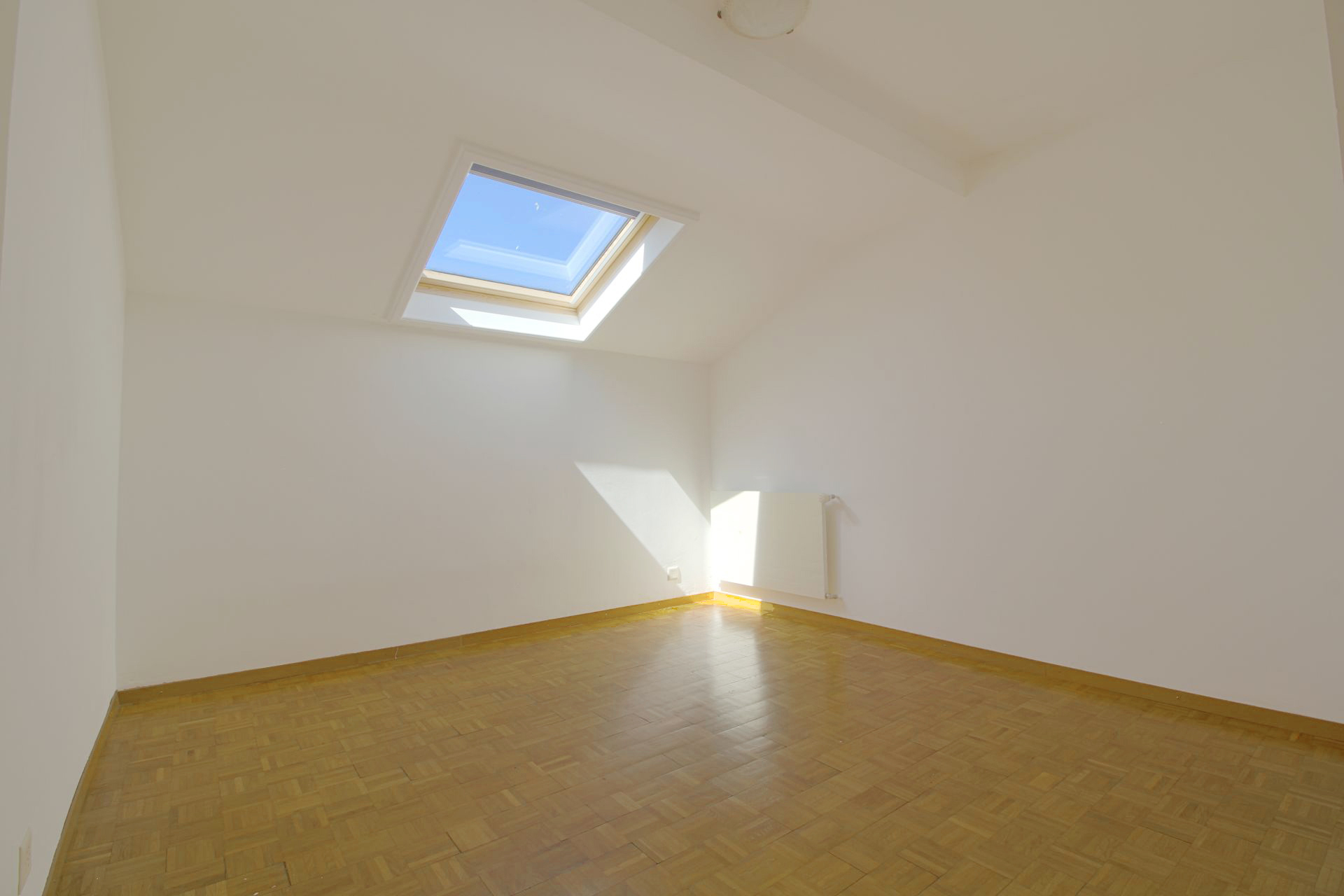 Heller leerer Dachraum mit Dachfenster