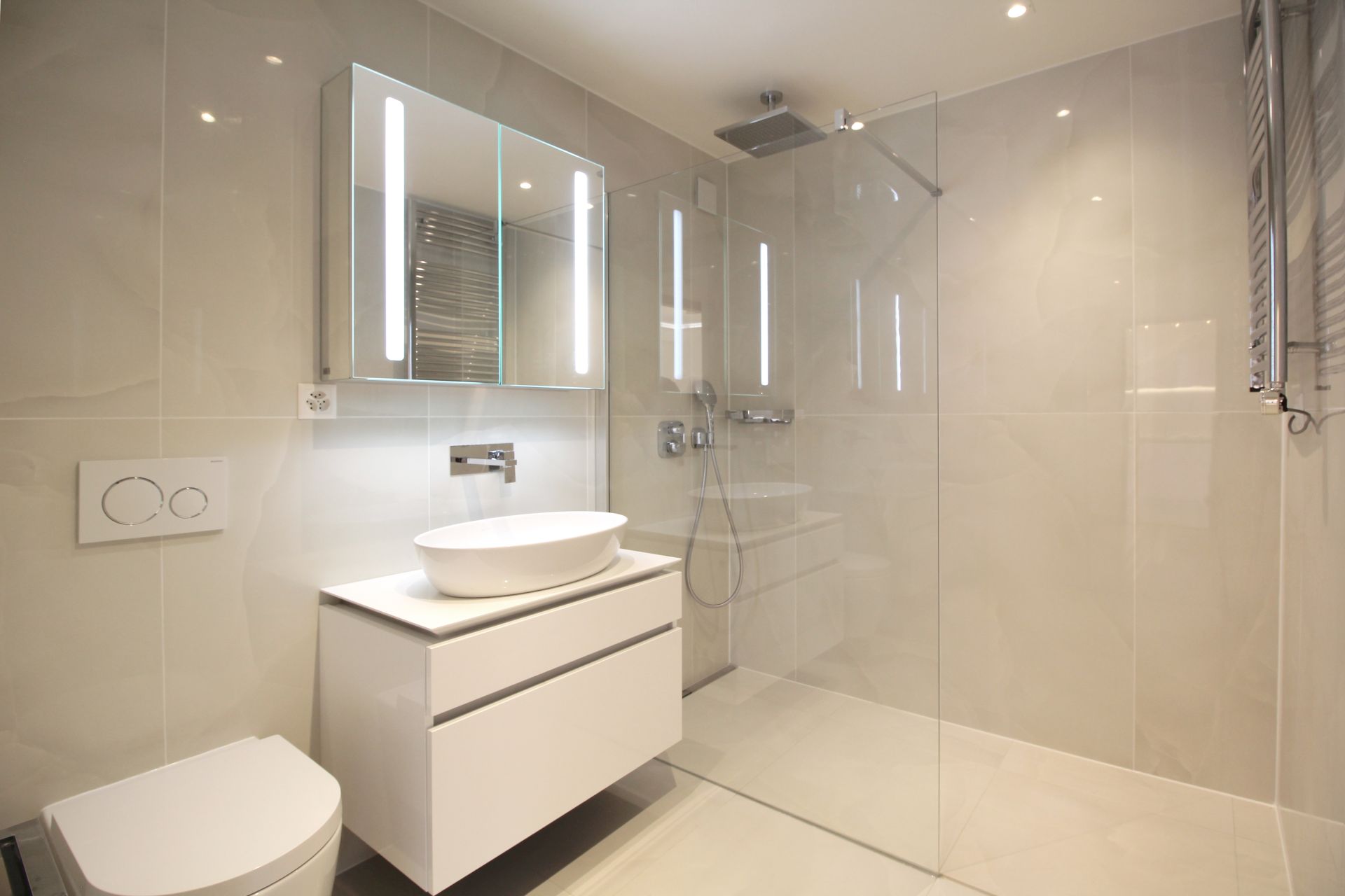 Modernes Badezimmer mit Glasdusche und Waschtisch
