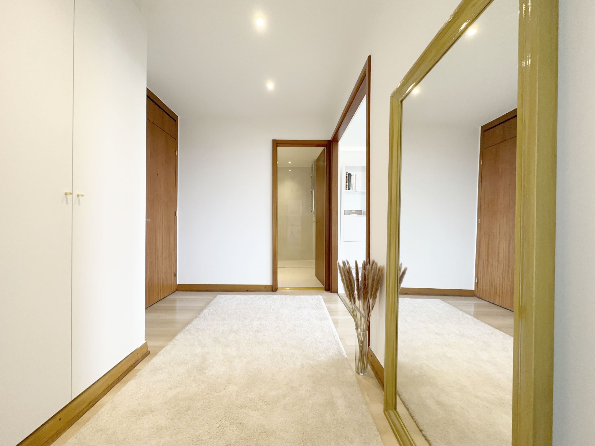 Heller Flur mit Spiegel und Kleiderschrank