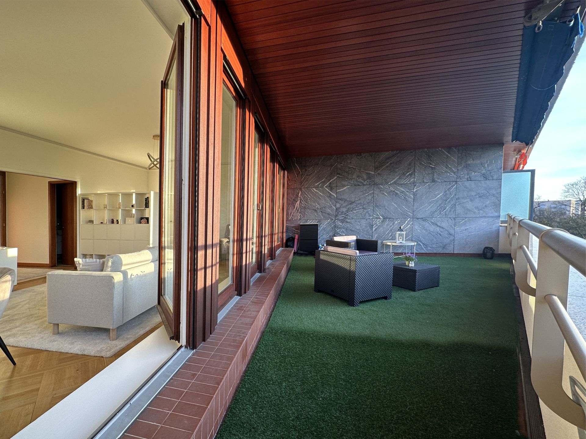 Überdachte Terrasse mit Zugang zum Wohnbereich