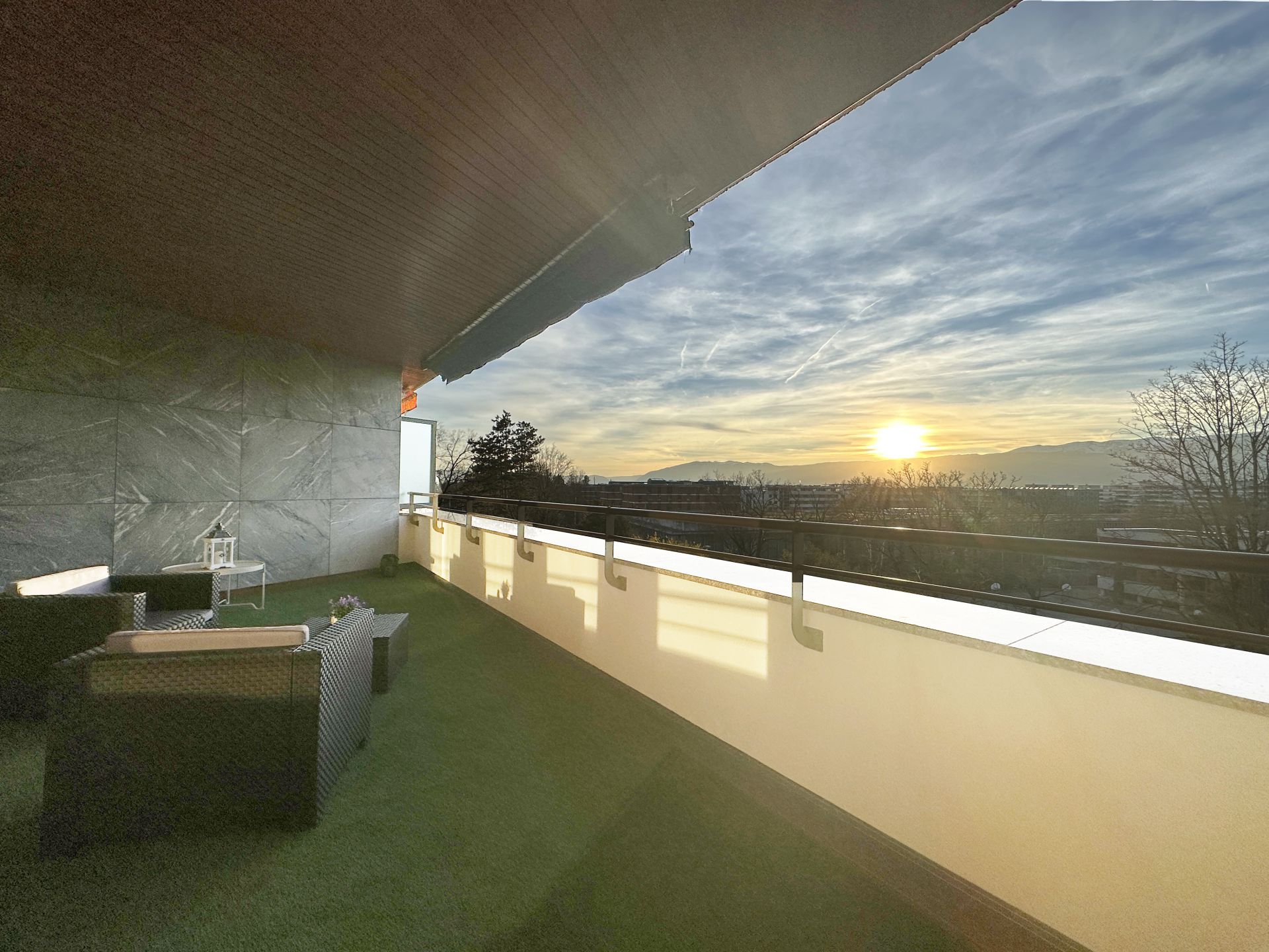 Balkon mit Abendsonne und Bergblick
