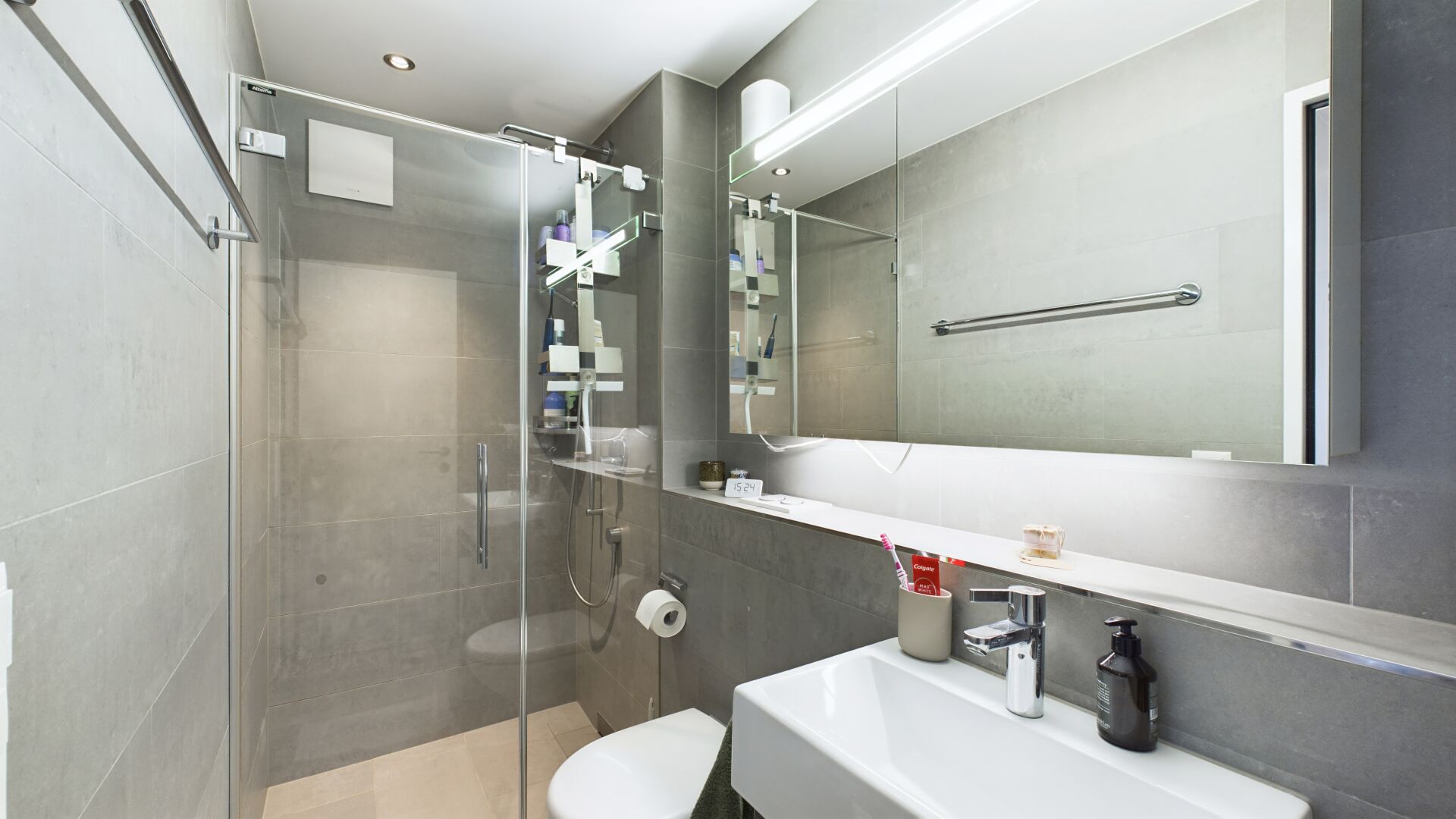 Modernes Badezimmer mit begehbarer Dusche und großem Spiegel