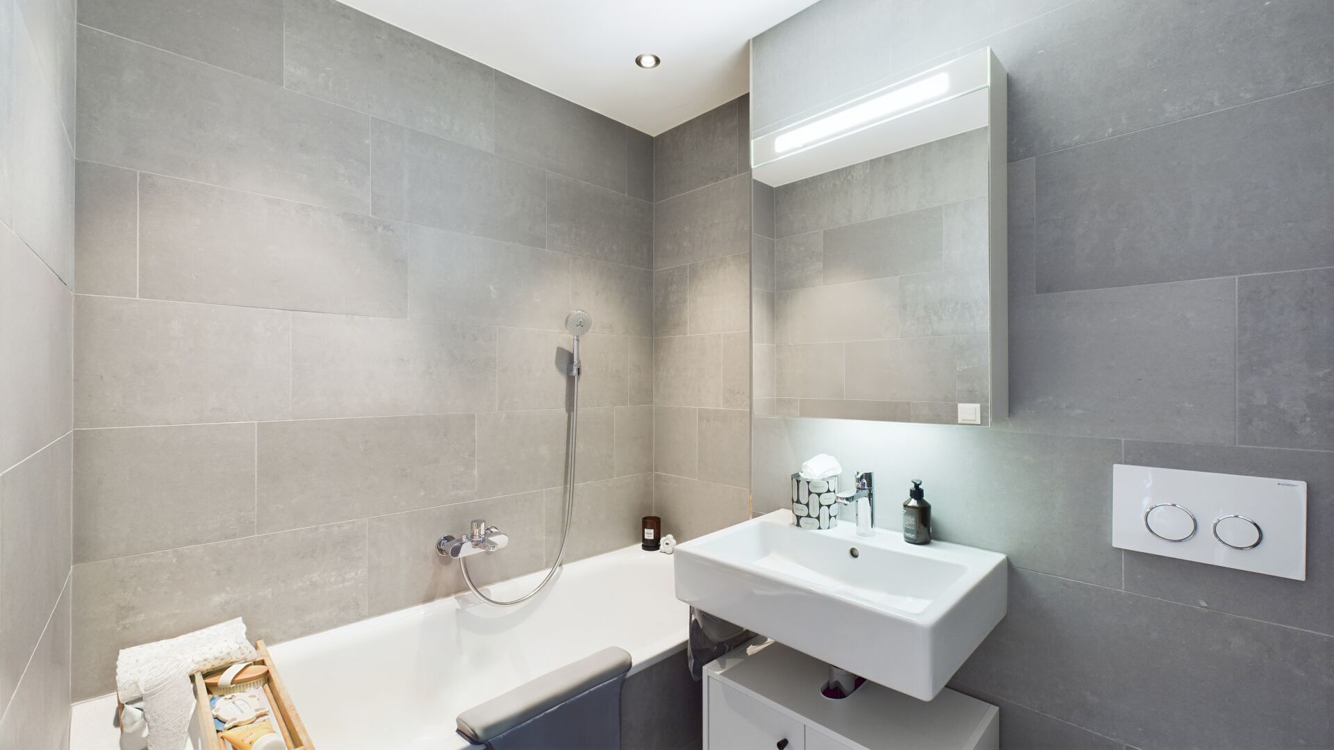 Modernes Badezimmer mit Badewanne und Waschtisch