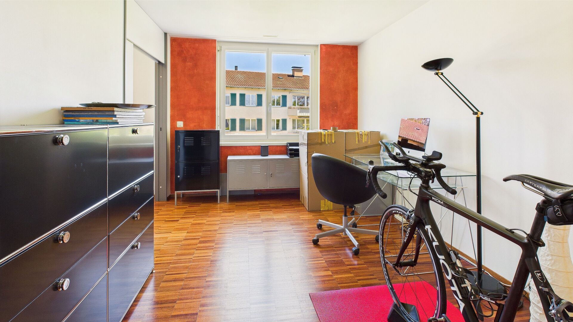 Helles Arbeitszimmer mit Schreibtisch und Fahrrad
