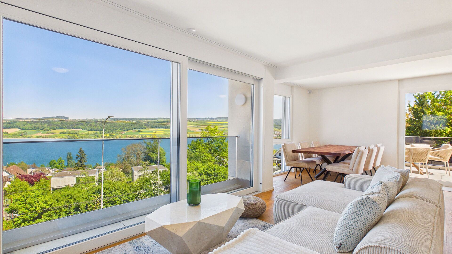 Helles Wohn-Esszimmer mit Panoramablick
