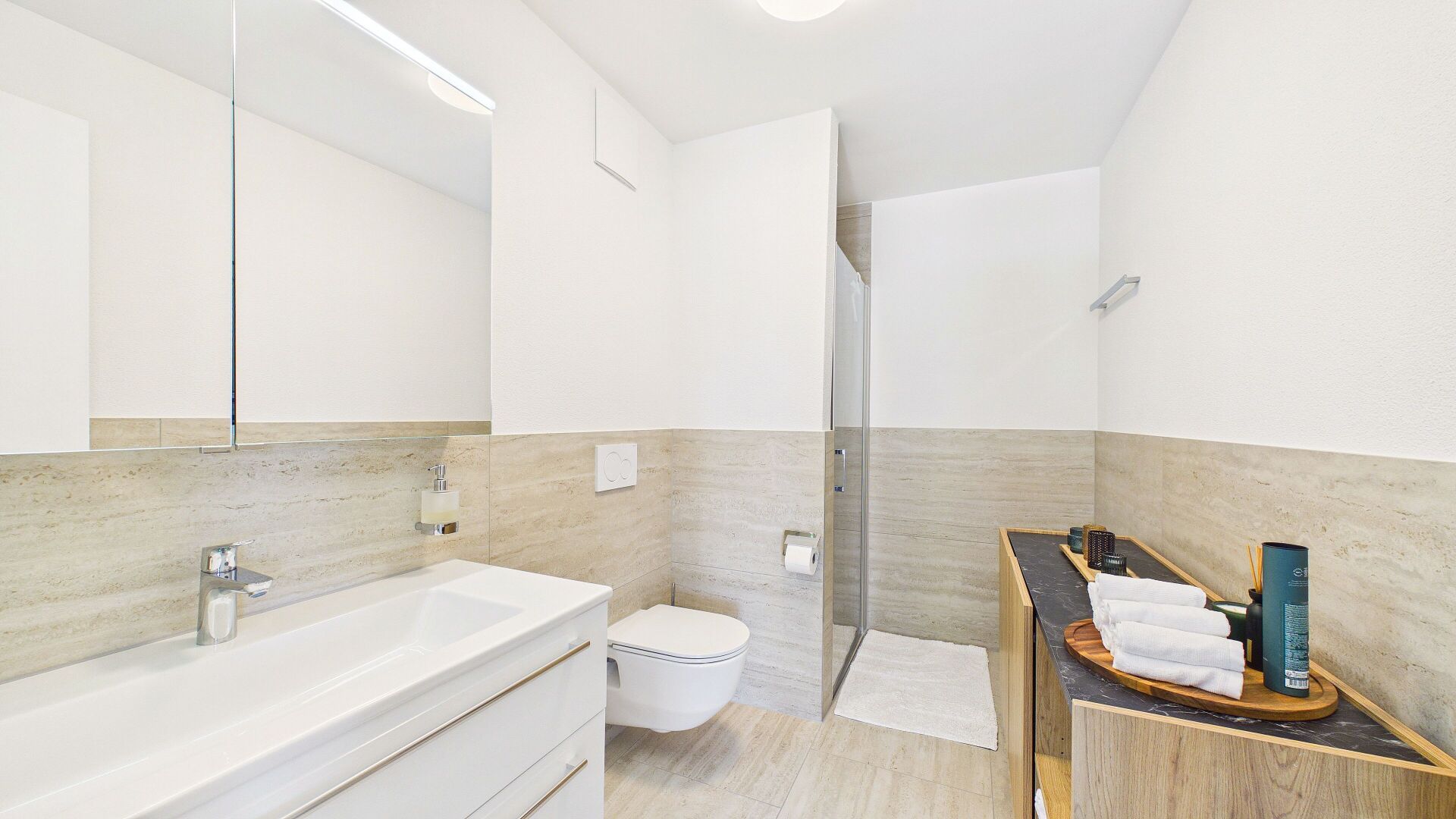Modernes Badezimmer mit Doppelwaschtisch und Dusche