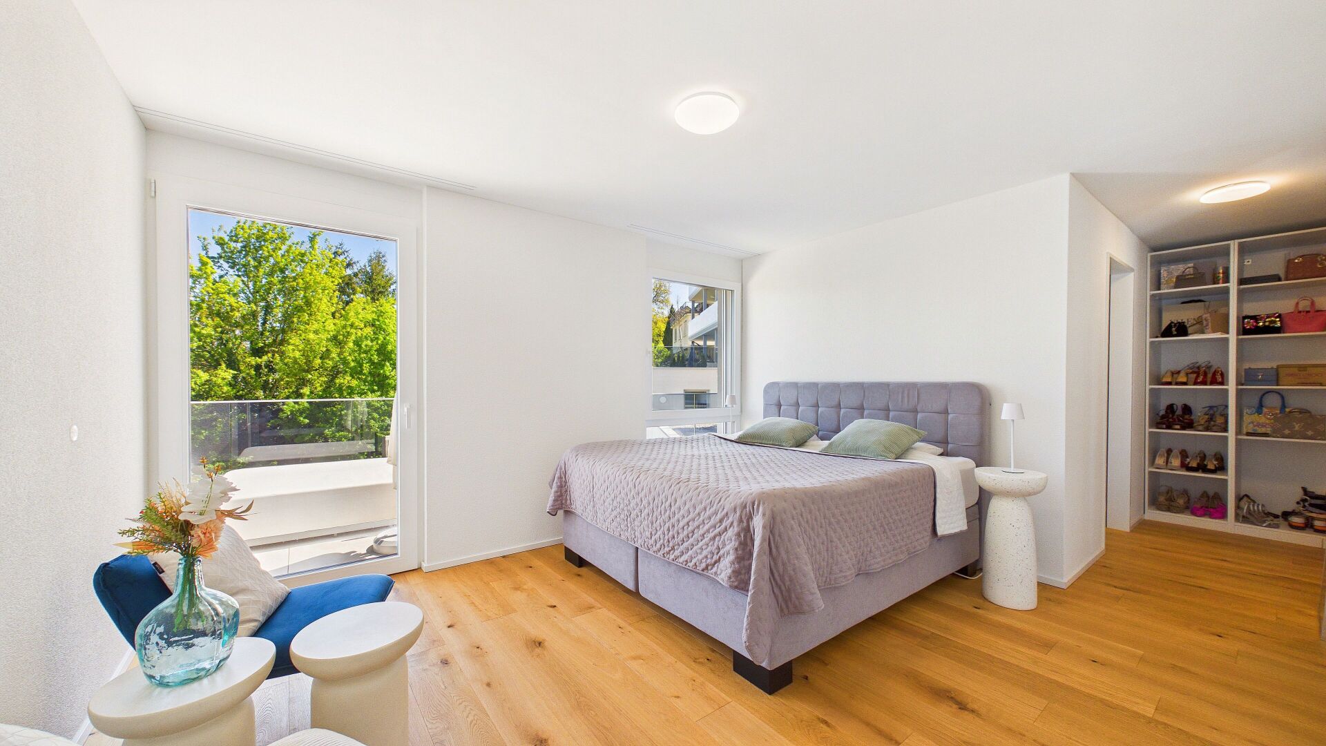 Helles Schlafzimmer mit Balkonblick