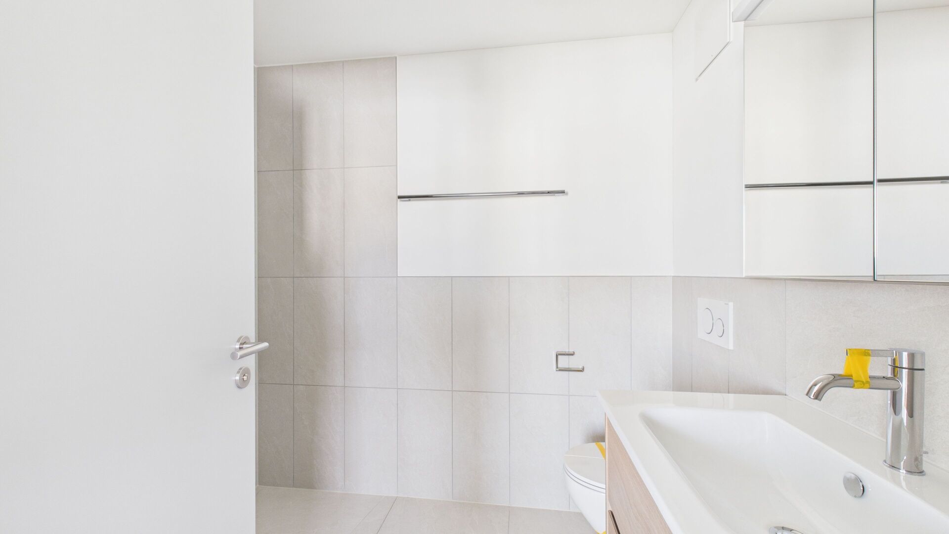 Helles modernes Badezimmer mit Waschtisch