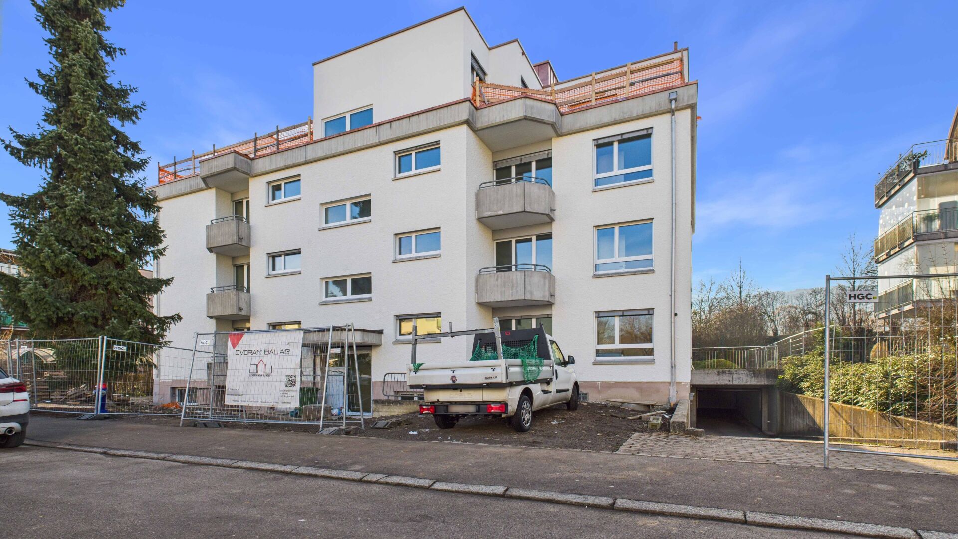 Mehrfamilienhaus im Außenbereich mit Bauzaun