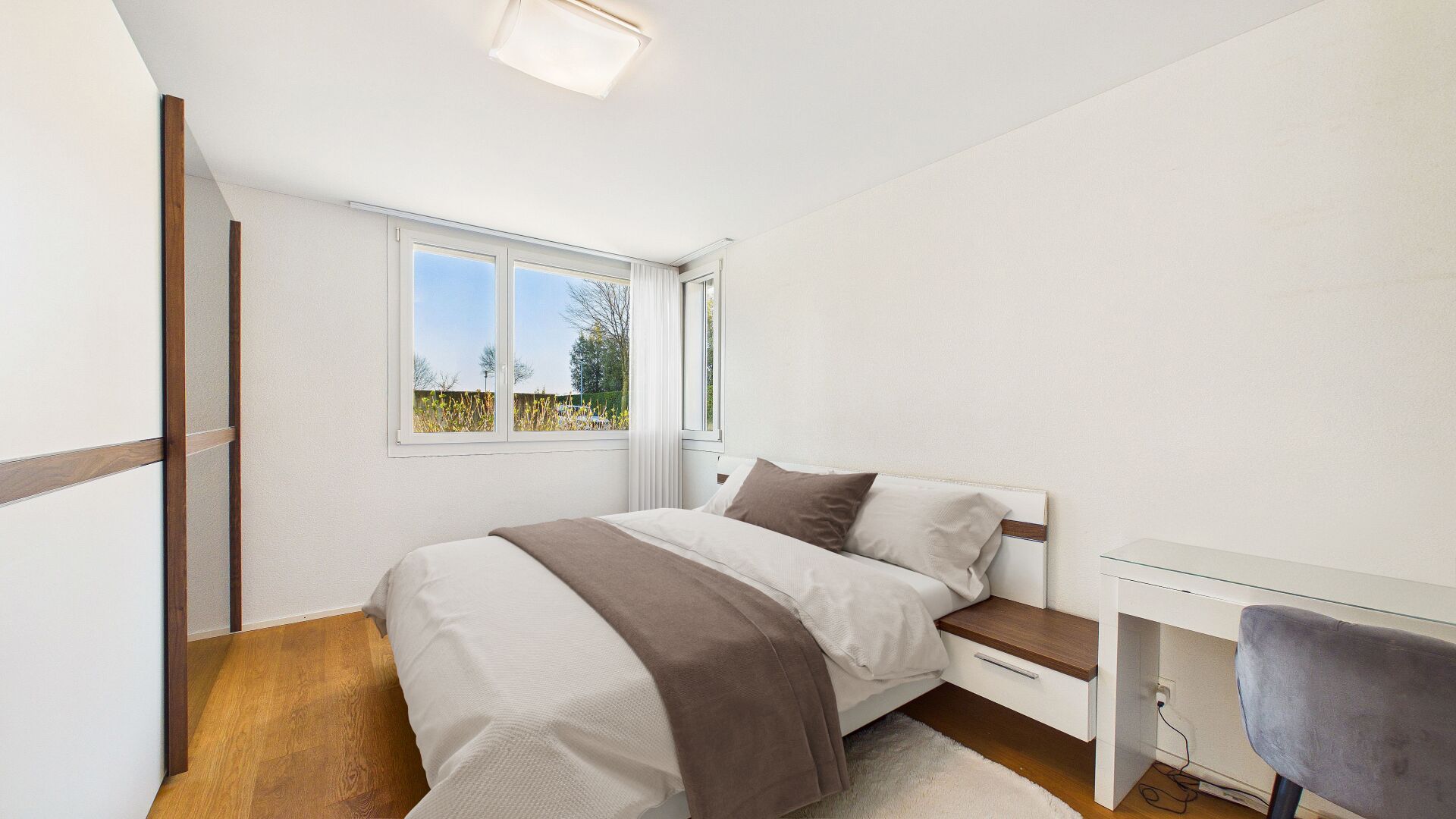 Helles Schlafzimmer mit Fensterblick