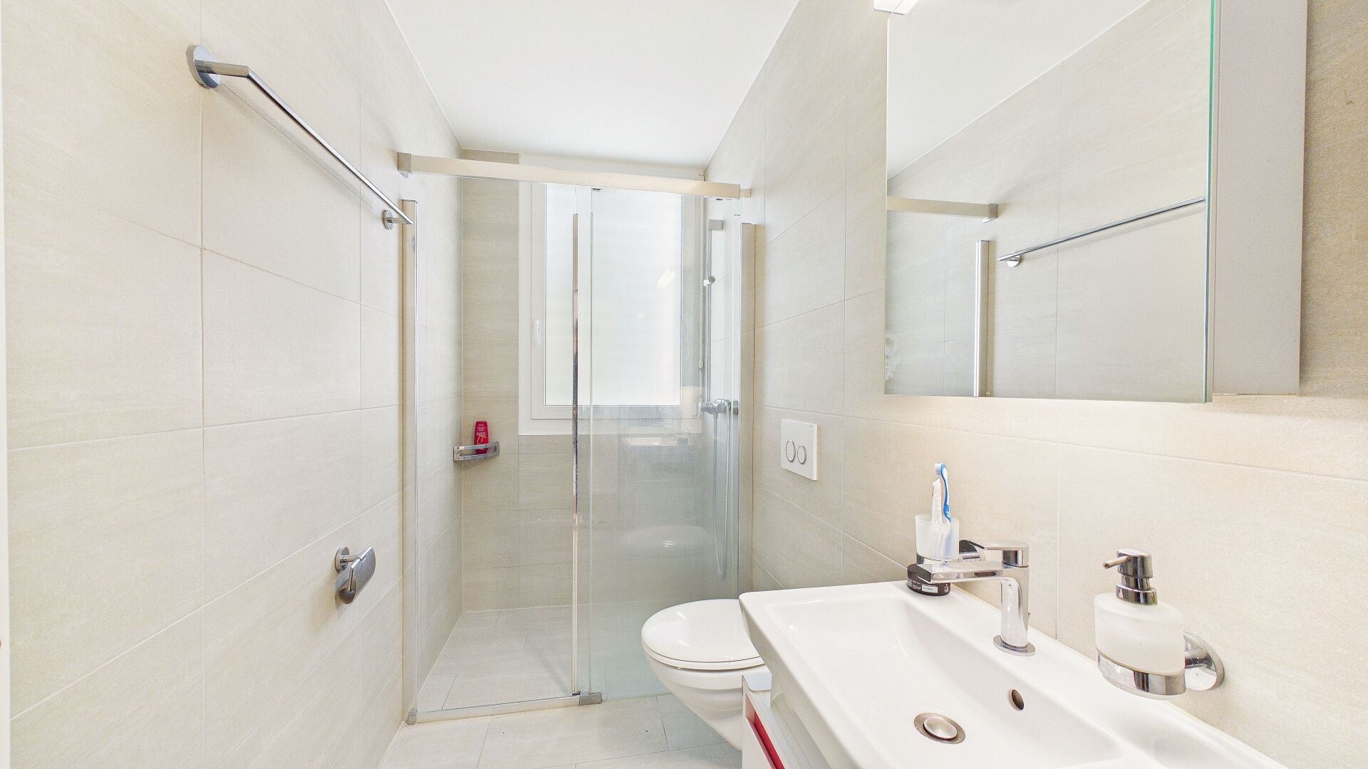 Modernes kleines Badezimmer mit Dusche, WC und Waschbecken