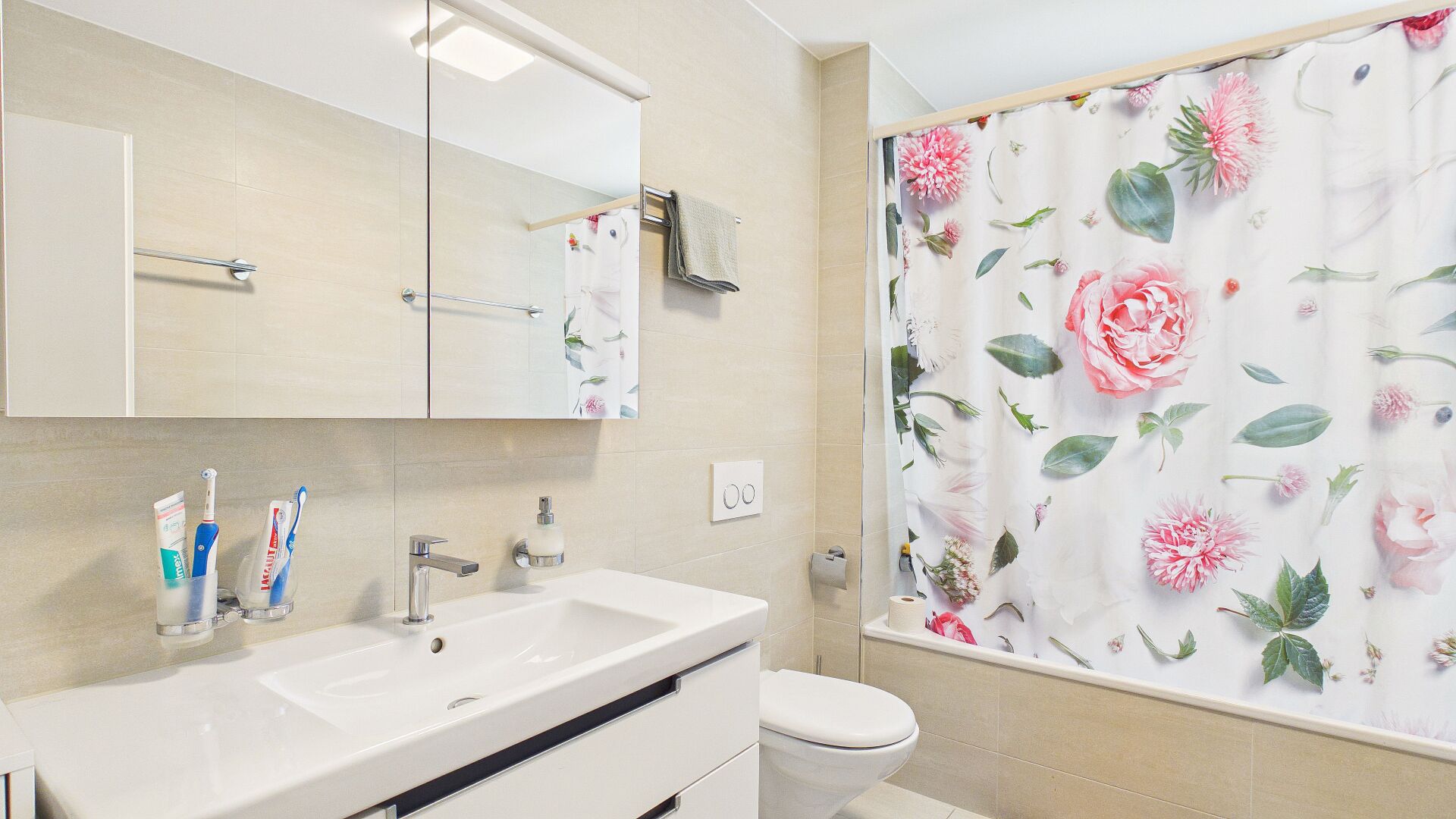 Modernes Badezimmer mit floraler Duschvorhang-Optik