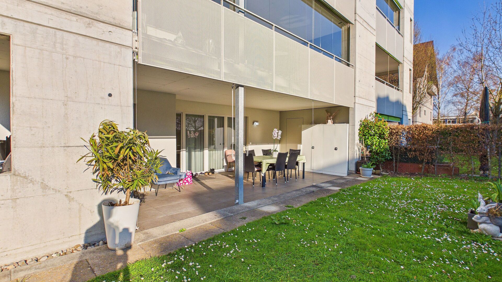 Überdachte Terrasse mit Garten