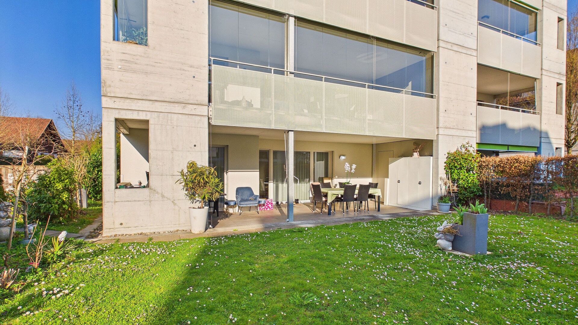 Moderne Wohnanlage mit Garten und überdachter Terrasse