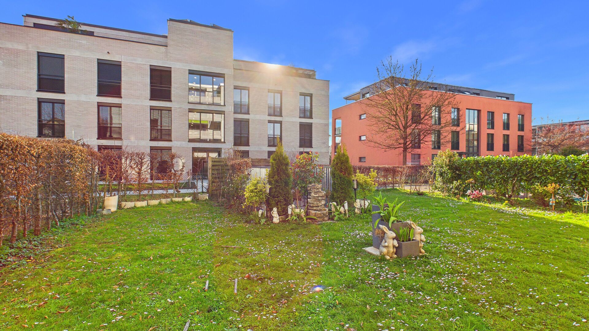 Mehrfamilienhaus mit Gartenanlage