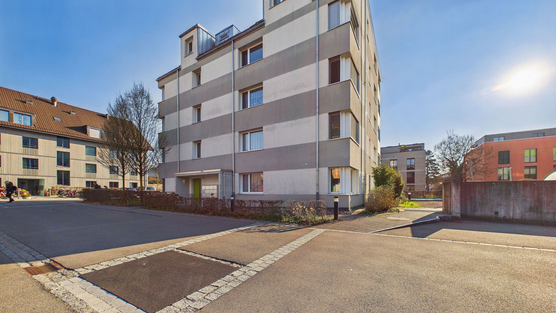 Wohnhaus mit Außenansicht und Innenhof